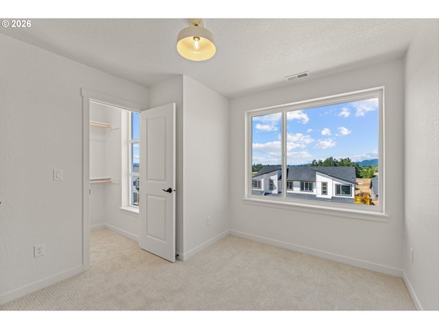 16071 Serres Farms Way, Oregon City, OR 97045