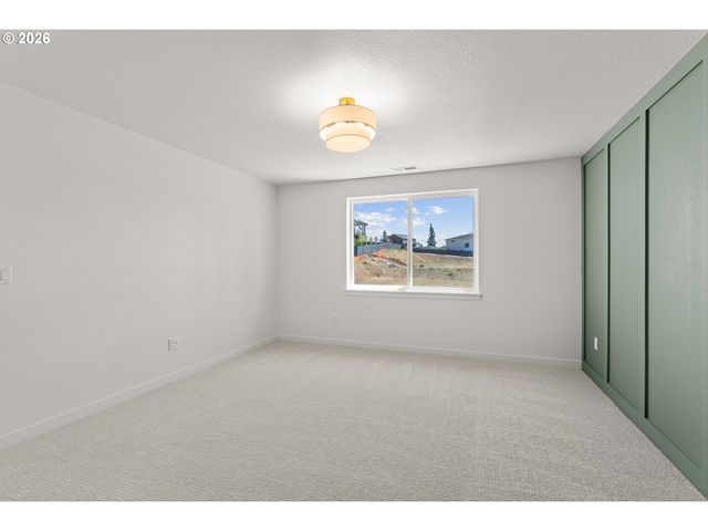 16071 Serres Farms Way, Oregon City, OR 97045