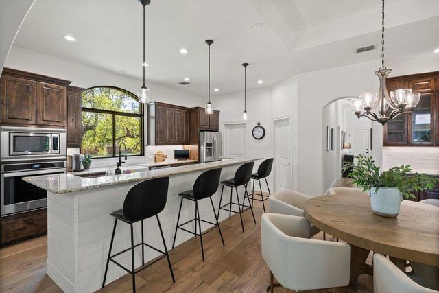 102 Blue Jay DR, Lakeway, TX 78734