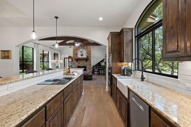 102 Blue Jay DR, Lakeway, TX 78734