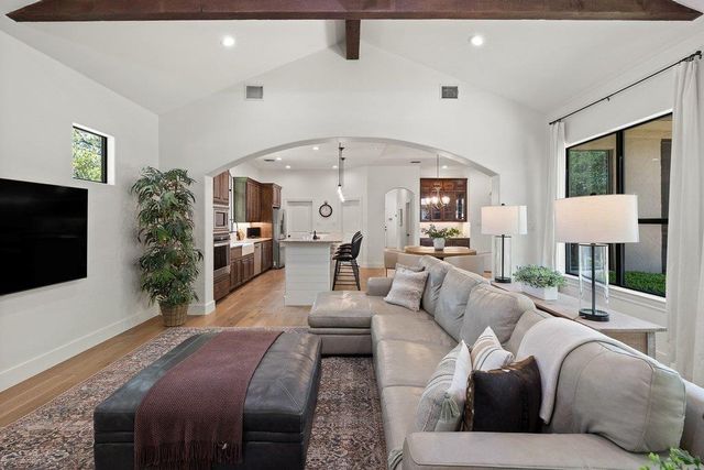 102 Blue Jay DR, Lakeway, TX 78734