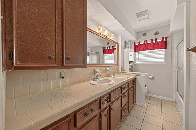 2615 County Road 956, Rosharon, TX 77583