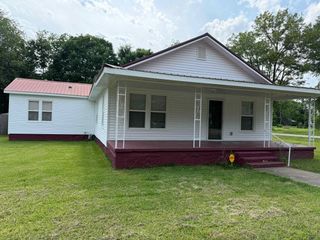 10 DEBERRY ST, Savannah, TN 38372