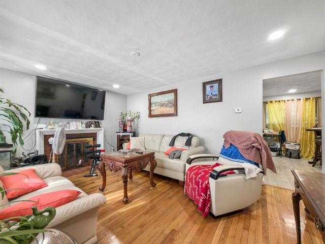 8 Haigh Avenue, Salem, NH 03079