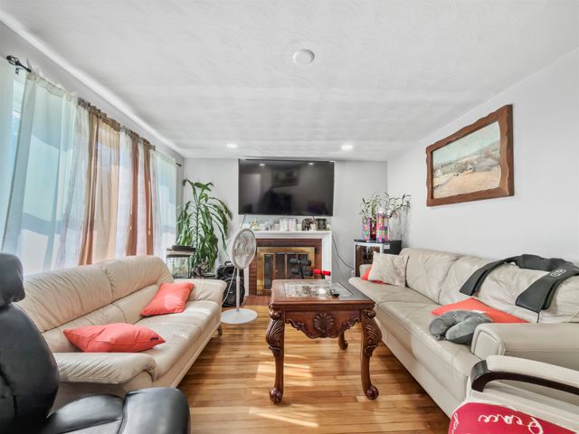 8 Haigh Avenue, Salem, NH 03079
