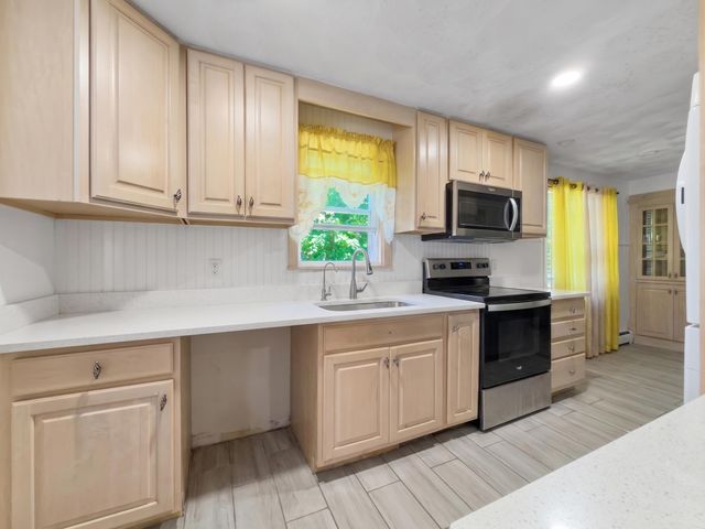 8 Haigh Avenue, Salem, NH 03079