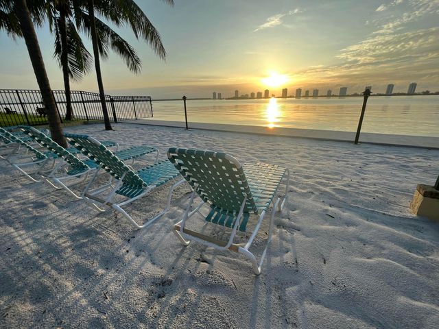 1105 Lake Shore Drive 104, Lake Park, FL 33403