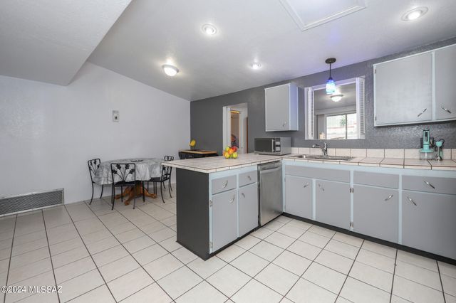 9789 E Burnett Street, Tucson, AZ 85730