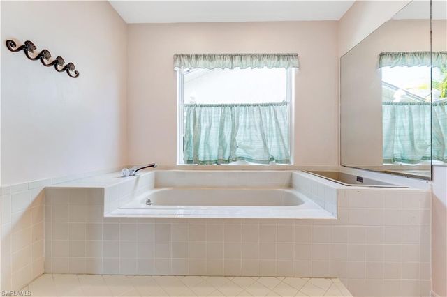 372 Fox Den CIR, Naples, FL 34104