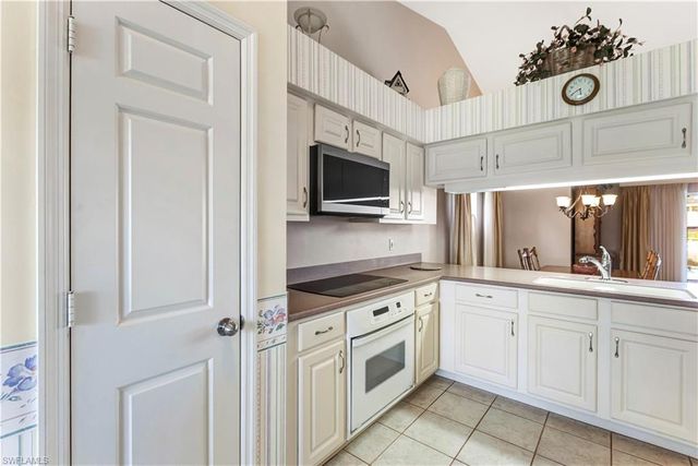 372 Fox Den CIR, Naples, FL 34104