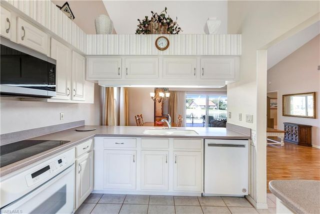 372 Fox Den CIR, Naples, FL 34104