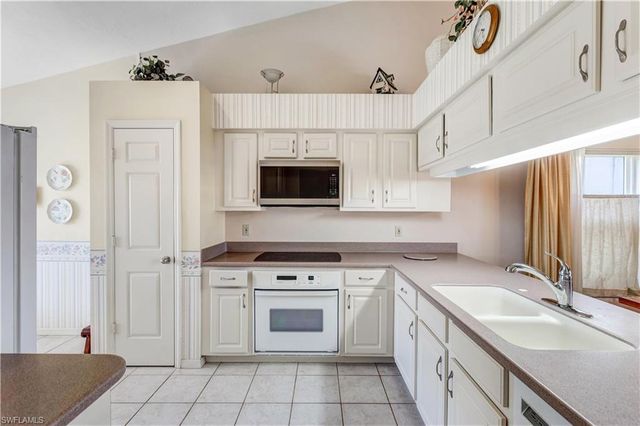 372 Fox Den CIR, Naples, FL 34104