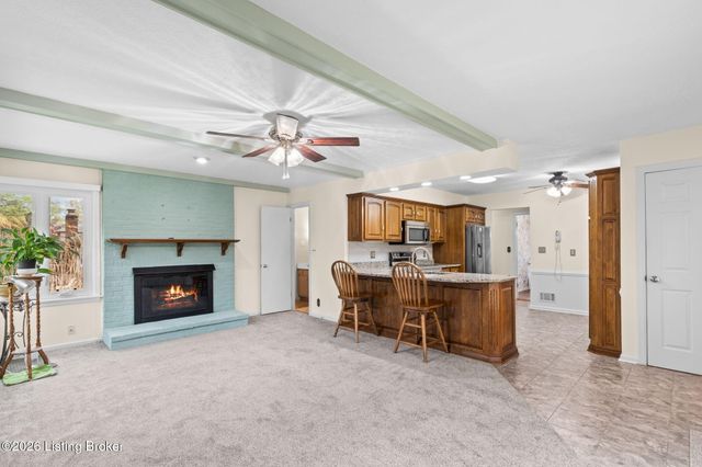 8817 Lakeridge Dr, Louisville, KY 40272