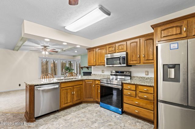 8817 Lakeridge Dr, Louisville, KY 40272