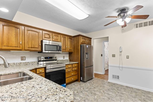 8817 Lakeridge Dr, Louisville, KY 40272