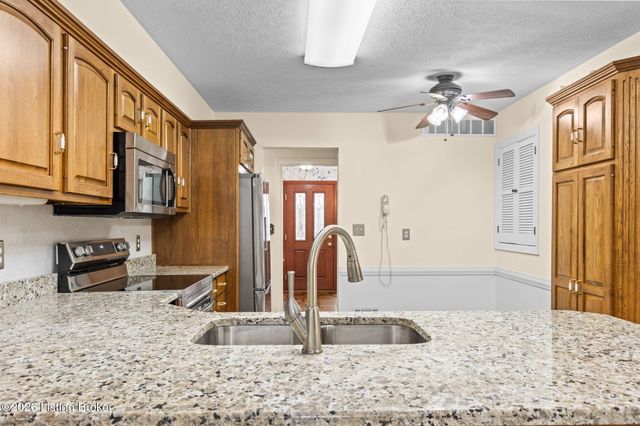 8817 Lakeridge Dr, Louisville, KY 40272