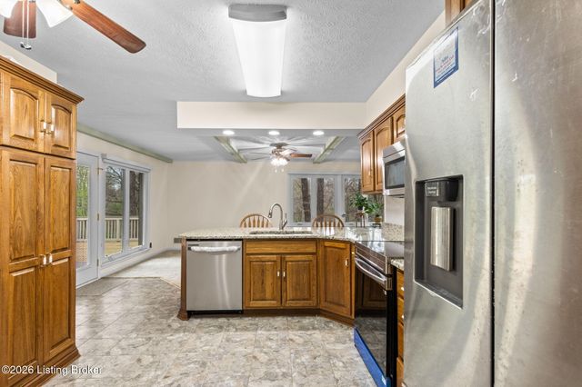 8817 Lakeridge Dr, Louisville, KY 40272