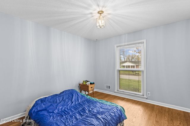 8817 Lakeridge Dr, Louisville, KY 40272