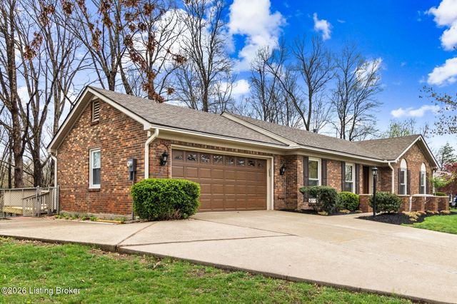 8817 Lakeridge Dr, Louisville, KY 40272