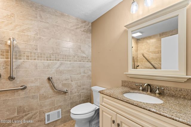 8817 Lakeridge Dr, Louisville, KY 40272