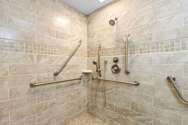 8817 Lakeridge Dr, Louisville, KY 40272