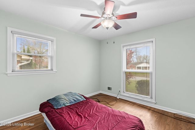 8817 Lakeridge Dr, Louisville, KY 40272