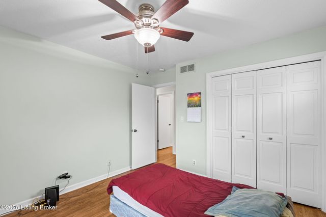 8817 Lakeridge Dr, Louisville, KY 40272