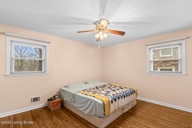 8817 Lakeridge Dr, Louisville, KY 40272