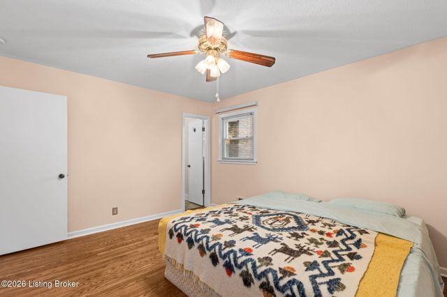 8817 Lakeridge Dr, Louisville, KY 40272