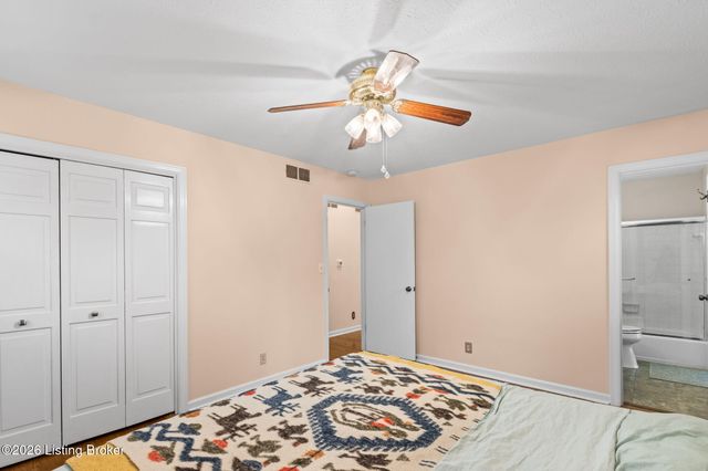 8817 Lakeridge Dr, Louisville, KY 40272