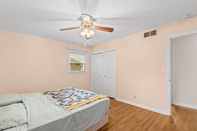 8817 Lakeridge Dr, Louisville, KY 40272