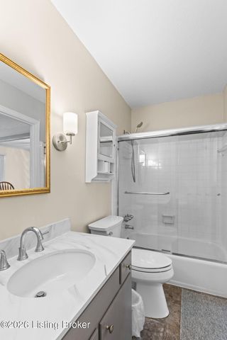 8817 Lakeridge Dr, Louisville, KY 40272