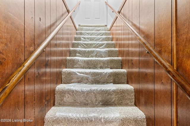 8817 Lakeridge Dr, Louisville, KY 40272