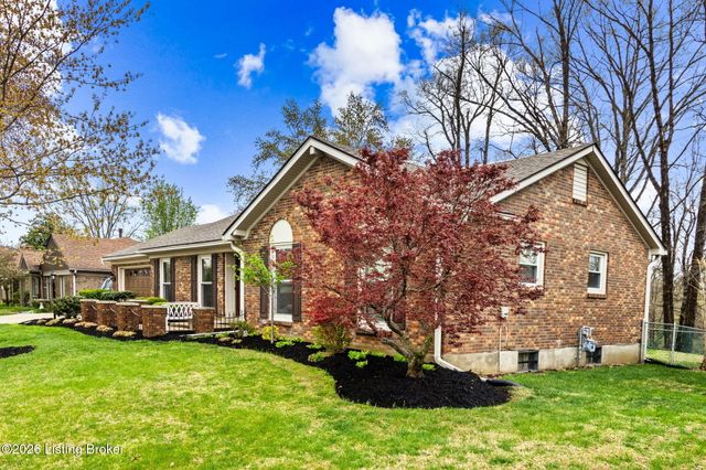8817 Lakeridge Dr, Louisville, KY 40272