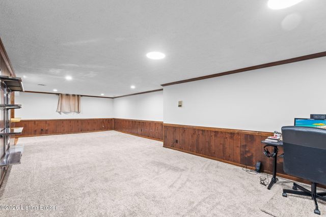 8817 Lakeridge Dr, Louisville, KY 40272