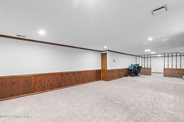 8817 Lakeridge Dr, Louisville, KY 40272