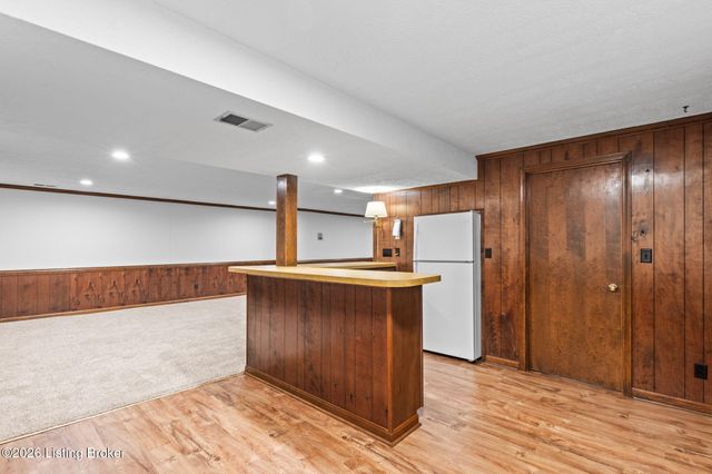 8817 Lakeridge Dr, Louisville, KY 40272