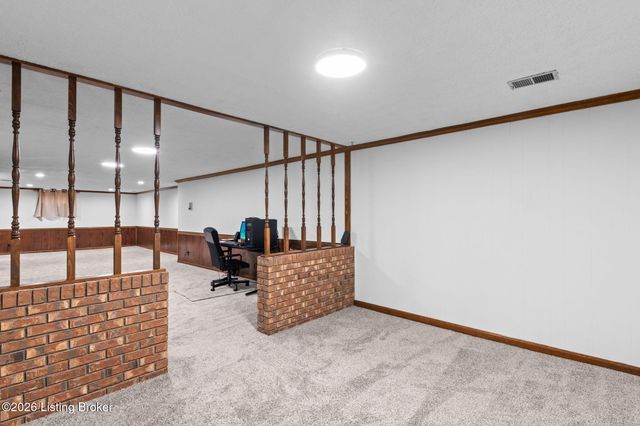 8817 Lakeridge Dr, Louisville, KY 40272