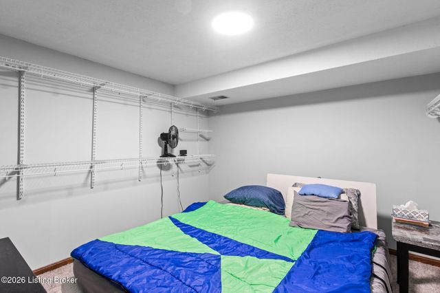 8817 Lakeridge Dr, Louisville, KY 40272