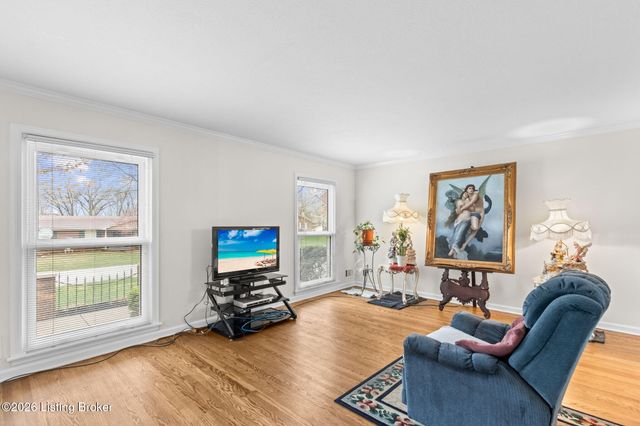 8817 Lakeridge Dr, Louisville, KY 40272