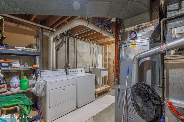 8817 Lakeridge Dr, Louisville, KY 40272