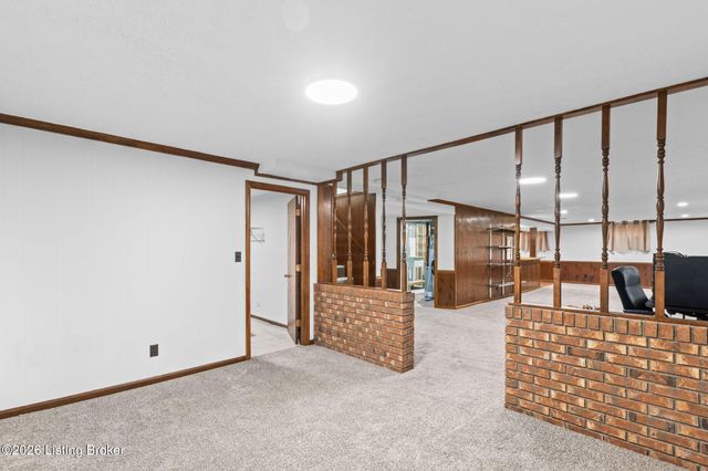 8817 Lakeridge Dr, Louisville, KY 40272