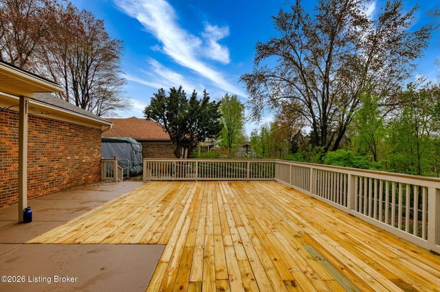 8817 Lakeridge Dr, Louisville, KY 40272