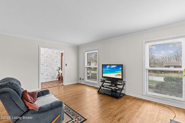 8817 Lakeridge Dr, Louisville, KY 40272