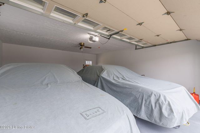 8817 Lakeridge Dr, Louisville, KY 40272