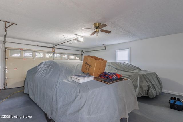 8817 Lakeridge Dr, Louisville, KY 40272