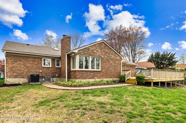 8817 Lakeridge Dr, Louisville, KY 40272