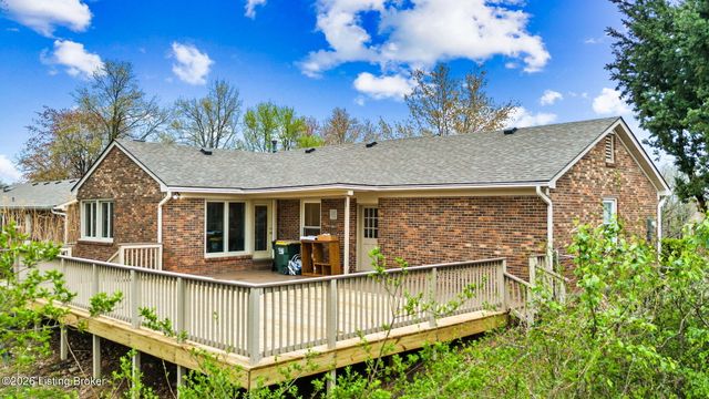 8817 Lakeridge Dr, Louisville, KY 40272