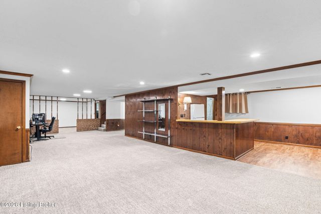 8817 Lakeridge Dr, Louisville, KY 40272