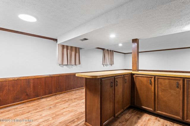 8817 Lakeridge Dr, Louisville, KY 40272